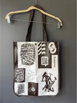 Lululemon Reusable Tote Bag with Graphic Prints Black thumbnail 5
