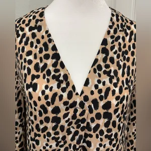 Banana Republic Animal Print V-Neck Blouse Size M thumbnail 5