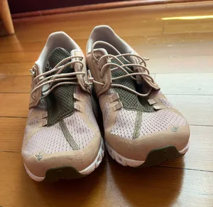 On Cloud Running Shoes thumbnail 3