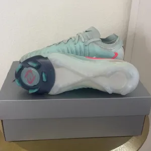 Nike women’s soccer cleats thumbnail 4
