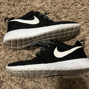 Nike Black and White Sneakers with Sleek Design thumbnail 5