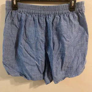 Women's J. Crew Blue Chambray Style 100% Cotton Bermuda Shorts‎ Size 8 2" Inseam thumbnail 1