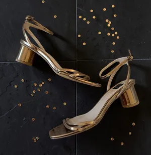WHITE HOUSE BLACK MARKET WHBM Gold Metallic Sandals Heels Size 7 thumbnail 1