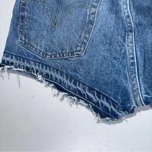 Levi’s‎ 501 Cut Off Jean Shorts Size 28 thumbnail 4