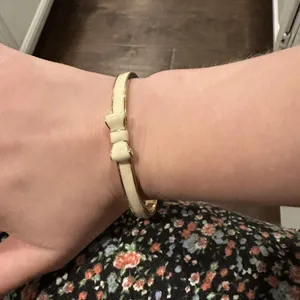 Kate Spade Signed Bangle Bracelet Bow Tie Creamy White / Gold Tone - 7 3/4 Inch thumbnail 1