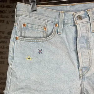 Levi’s | women denim shorts with embroidered flowers thumbnail 9