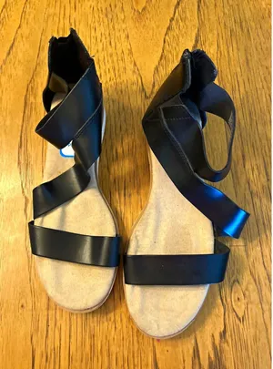 Time And Tru Women’s Black Leather Strappy Zip Sandals Wide Width US 9 W thumbnail 1