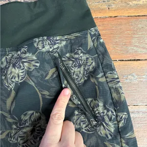 Athleta Trekkie North Floral Print Pull On Athletic Shorts PFF 50+ ~ Size 4 💚🍄 thumbnail 3