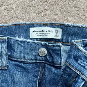 Abercrombie & Fitch Flare Jeans in Denim Blue thumbnail 2