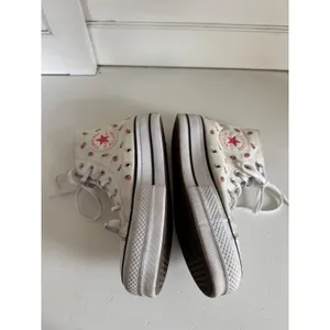 Chuck Taylor Converse‎ Strawberry print sneakers size US8 thumbnail 6