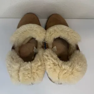 UGG McKay Chelsea Bootie Chestnut Sheepskin Ankle Boots Women’s Size 8 thumbnail 3