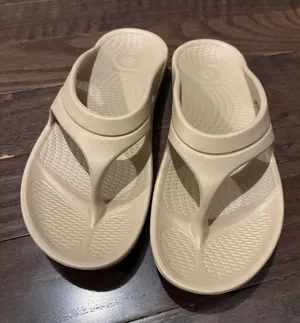Oka tan foam sandals Size 9 thumbnail 1