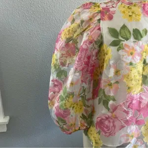 Olivaceous Bubble Sleeve Floral Top Size Medium‎ NWT thumbnail 3