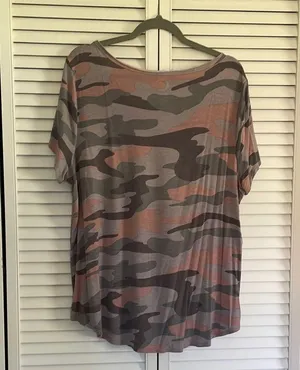 Maurice’s Camo V-Neck Women 1x Top EUC thumbnail 3