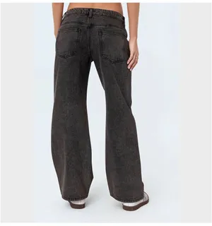 Edikted Low-Rise Raelynn Jeans Petite thumbnail 2