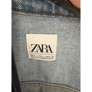 Zara Light Wash Distressed Denim Jacket Womens Large Blue Raw Hem Button Up L thumbnail 4