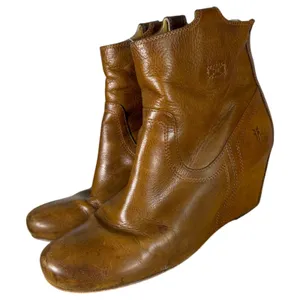 Frye 3470656-COG Carson Wedge Ankle Booties Cognac Brown Size 9.5 thumbnail 1