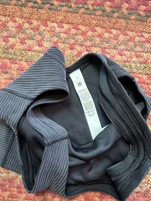 LULULEMON BLACK SOFTSTREME Ribbed REVERISVLE Scoop Neck / v Crop Tank Top thumbnail 3