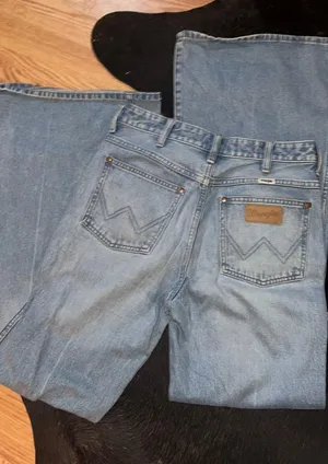 Wrangler Wanderer Light Wash Wide Leg Jeans thumbnail 2