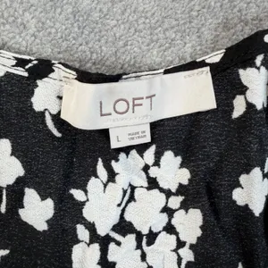 Ann Taylor LOFT Women's Large Black & White Floral Print V-Neck Button Front Blouse Top thumbnail 3