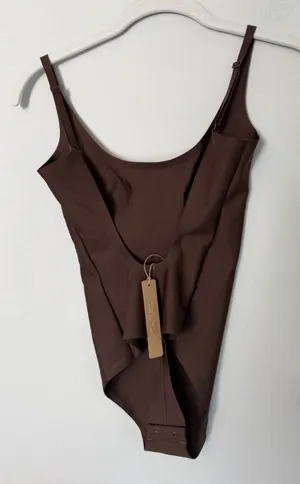 SKIMS BODY SCOOP LOW BACK THONG BODYSUIT Coco Brown XS NWT $88 thumbnail 1