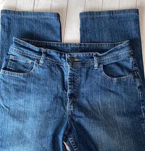 Lee Women’s Riders jeans dark wash straight leg 33 x 29 high rise stretch EUC thumbnail 1