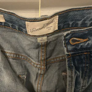 Women’s Universal Threads Mid Rise 90’s Baggy Blue Jeans with gold hardware thumbnail 8