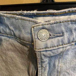 ABERCROMBIE & FITCH Women's The Mom Short High Rise Light Wash Size‎ 28/6 thumbnail 3