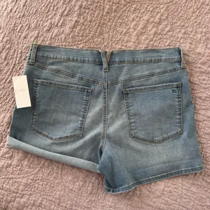 Jessica Simpson NWT Midrise Cuff Shorts in Light Denim Wash thumbnail 5