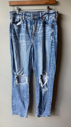 American Eagle Distressed Mom Jeans Women’s 8 Short Light Wash Ripped thumbnail 1