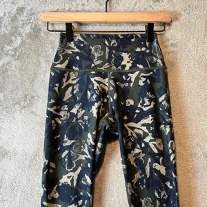 Peloton‎ Women’s Size Small Tie Dye Reversible Leggings Black Green thumbnail 8