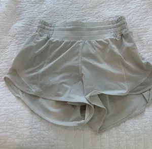 Lululemon Hotty Hot 2.5" Shorts thumbnail 1