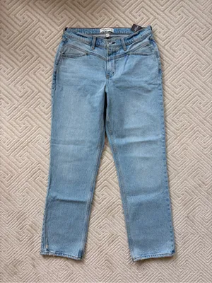Abercrombie Curve Love Mid Rise 90s Straight Jean V Waist thumbnail 2