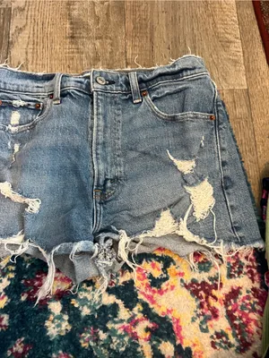 Abercrombie the mom High-Rise Distressed Denim Shorts - Blue thumbnail 7
