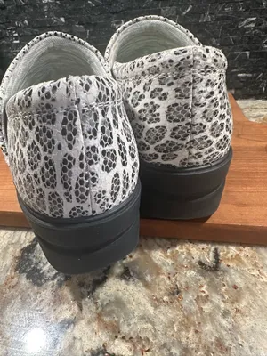 Nurse Mates Indya Slip Resistant Clog Shoes Sz 9 White Black Leopard Leather thumbnail 5