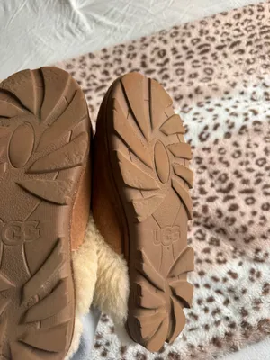 UGG slippers thumbnail 3
