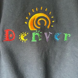 NWOT VNT 90s Embroidered 'Denver' on Gildan Navy Blue Sweatshirt: Size SMALL thumbnail 3