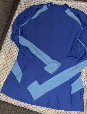 Small Under Armour Women’s long sleeve shirt thumbnail 1
