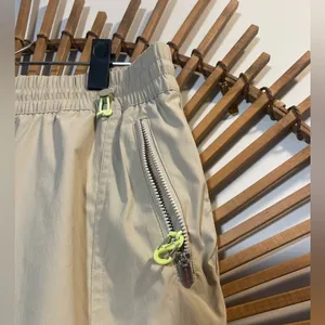 Athleta Women’s Beige Cascade Cargo Poplin Cinch Pants Gorpcore Outdoors Sporty thumbnail 4