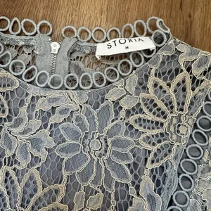 Storia Women's Blue And‎ Tan Floral Lace Prairie Top Size M thumbnail 2