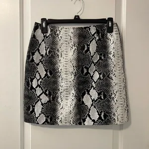 Snakeskin Print Mini Skirt Size S Black White Faux Leather Zip Front thumbnail 2