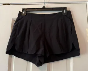 Lululemon Black Pleated Athletic Shorts With Pockets Size 6 thumbnail 1