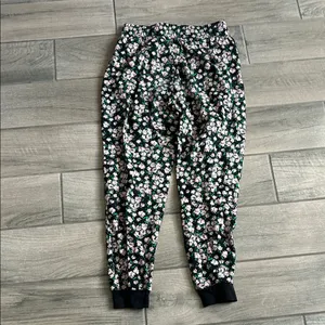 Alice + Olivia Black Floral Joggers thumbnail 4