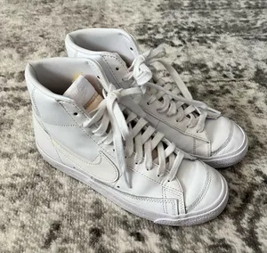 Women’s Nike Blazer Mid '77 Triple White thumbnail 4