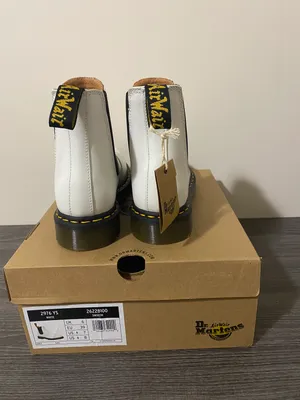 Dr. Martens Chelsea Boots thumbnail 7