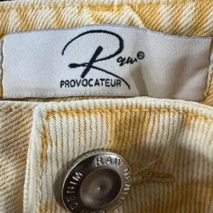 Yellow Pearl-Studded Denim‎ Jeans – Women’s Size L. NWT thumbnail 12