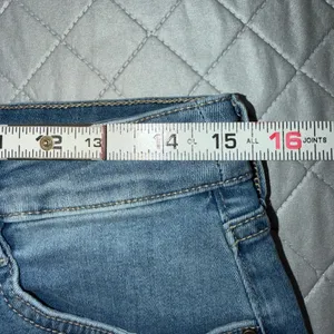 Nine West Slimming Pocket Denim Shorts Frayed Hem Jean Size 10 Medium Wash thumbnail 5