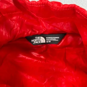 The North Face Thermoball Puffer Jacket Womens Medium Red Full Zip Quilted thumbnail 4