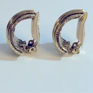 Oscar De La‎ Renta Vintage Gold Clip Earrings thumbnail 2