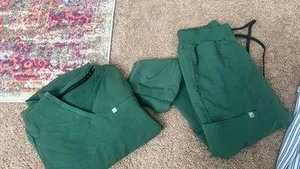 Fabletics Scrubs Set green  thumbnail 1